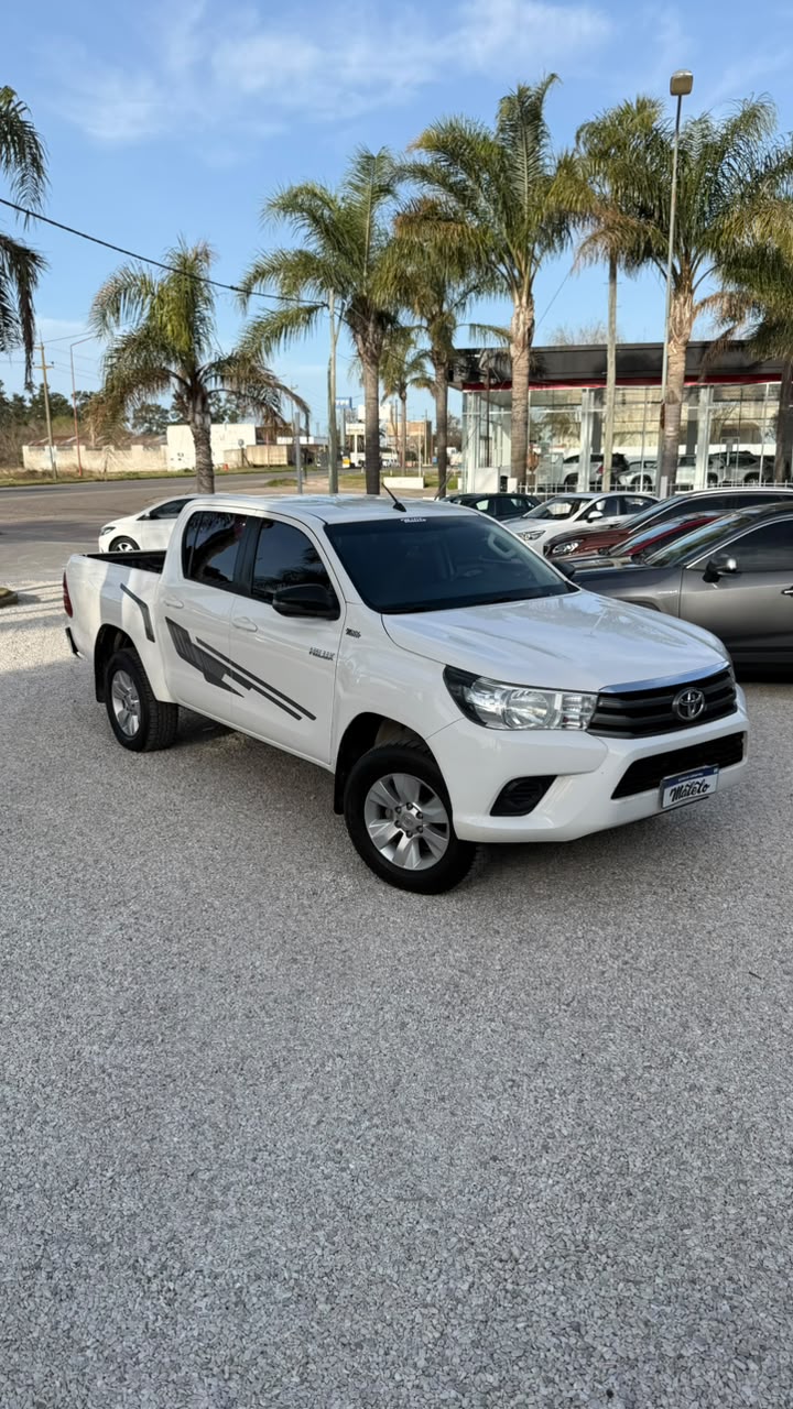TOYOTA - HILUX  RS  2.4   4X2  - MANUAL  - 2018